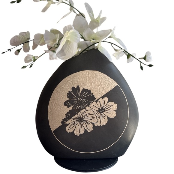 Gray Vase with white Etchings Signed 8”tall 7”wide 2”opening - Picture 8 of 9